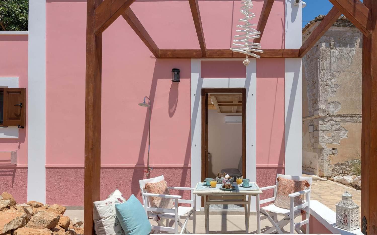 Captain'S Memories Stylish Harbour Apartments Chalki Town Exteriör bild